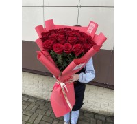 Букет из 29 роз в оформлении