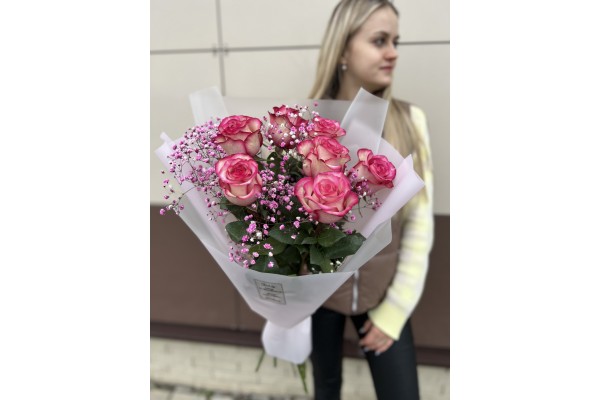 Букет из 7 роз и гипсофилой